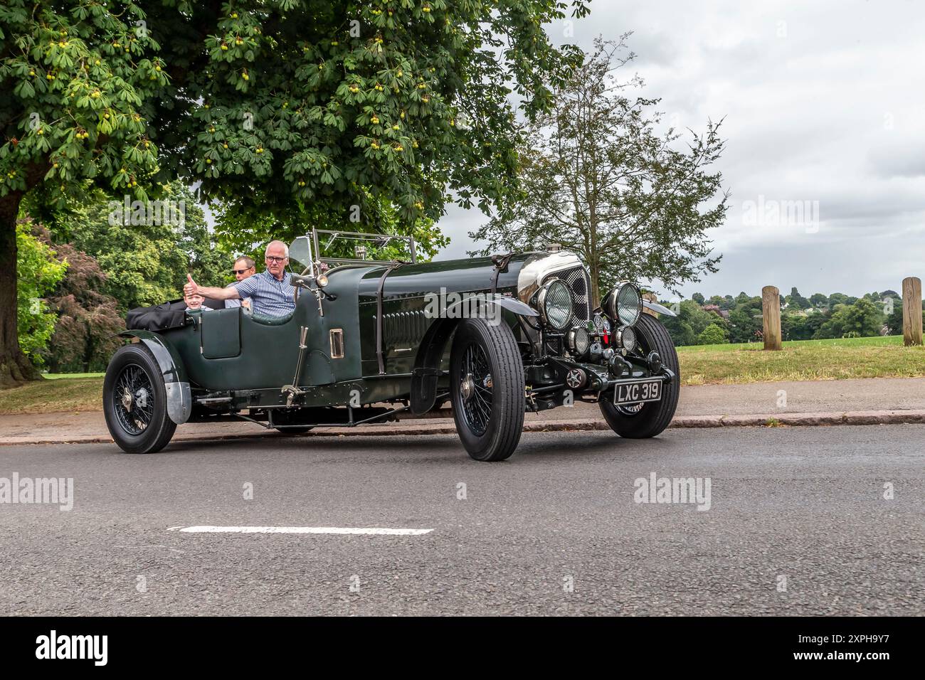 1950 Bentley markierte V1 in Racing Green neben Abington Park. Northampton, England, Großbritannien. Stockfoto