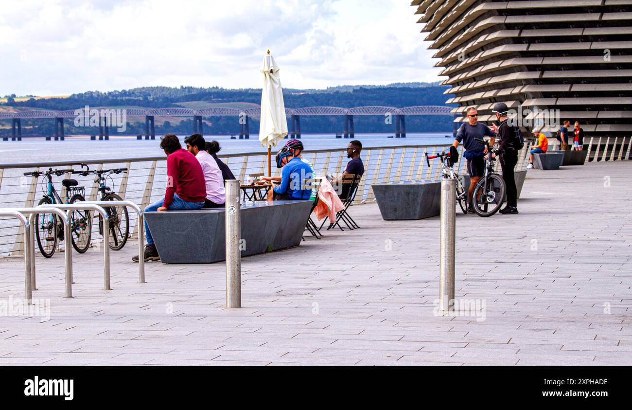 Dundee, Tayside, Schottland, Großbritannien. August 2024. Wetter in Großbritannien: Dundees warmes und sonniges August-Wetter zieht viele Einheimische und Touristen an, die den Tag am Ufer entspannen und das Sommerwetter genießen. Quelle: Dundee Photographics/Alamy Live News Stockfoto