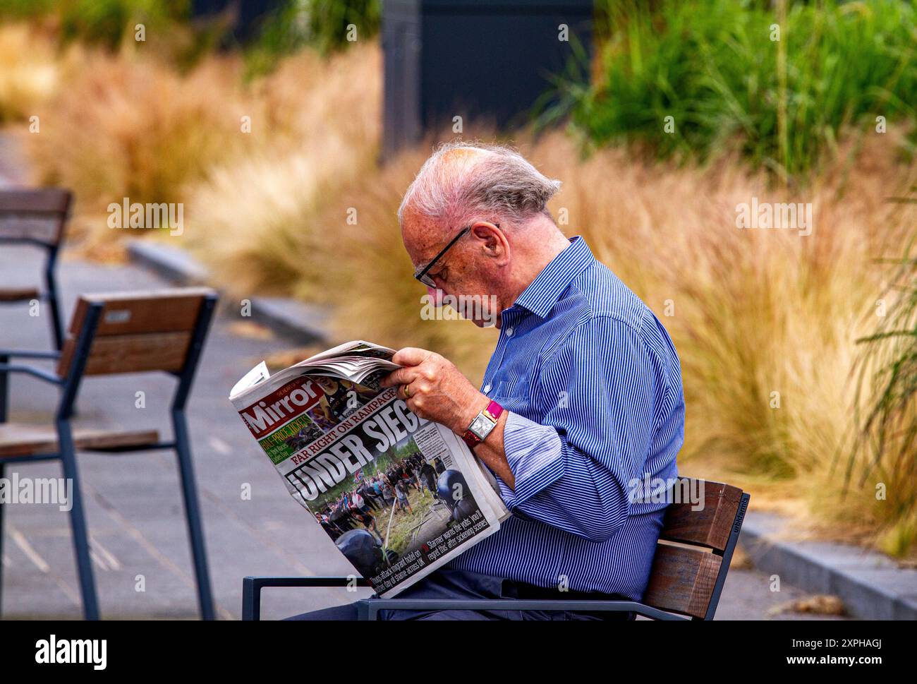 Dundee, Tayside, Schottland, Großbritannien. August 2024. Wetter in Großbritannien: Dundees warmes und sonniges August-Wetter zieht viele Einheimische und Touristen an, die den Tag am Ufer entspannen und das Sommerwetter genießen. Quelle: Dundee Photographics/Alamy Live News Stockfoto