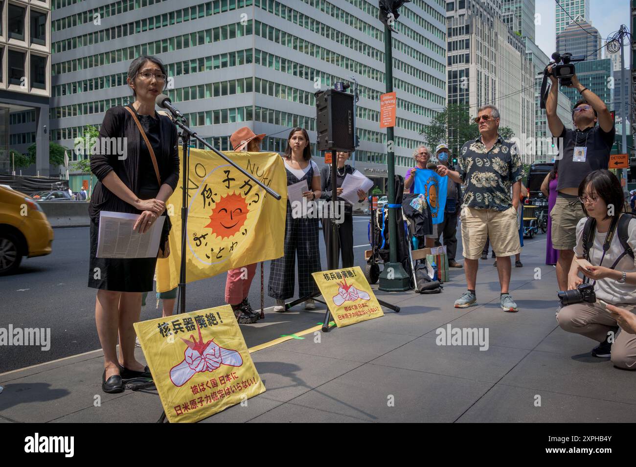 USA. August 2024. Am 5. August 2024 versammelte sich eine Gruppe von Anti-Krieg-Aktivisten und Verbündeten vor dem japanischen Generalkonsulat in New York zu einer Friedensversammlung zum 79. Jahrestag der Bombenanschläge auf Hiroshima und Nagasaki. (Foto: Erik McGregor/SIPA USA) Credit: SIPA USA/Alamy Live News Stockfoto