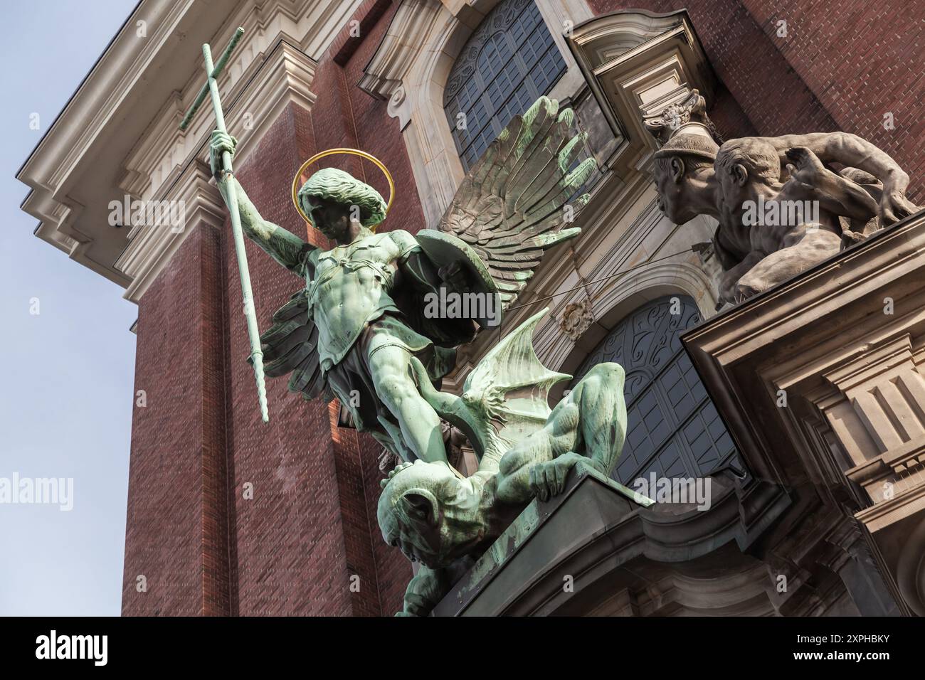 Hamburg - 30. November 2018: Skulpturen am Eingang der St. Michael Kirche, umgangssprachlich Michel genannt Stockfoto Hamburg - 30. November 2018: Skulpturen am Eingang der St. Michael Kirche, umgangssprachlich Michel genannt Stockfoto