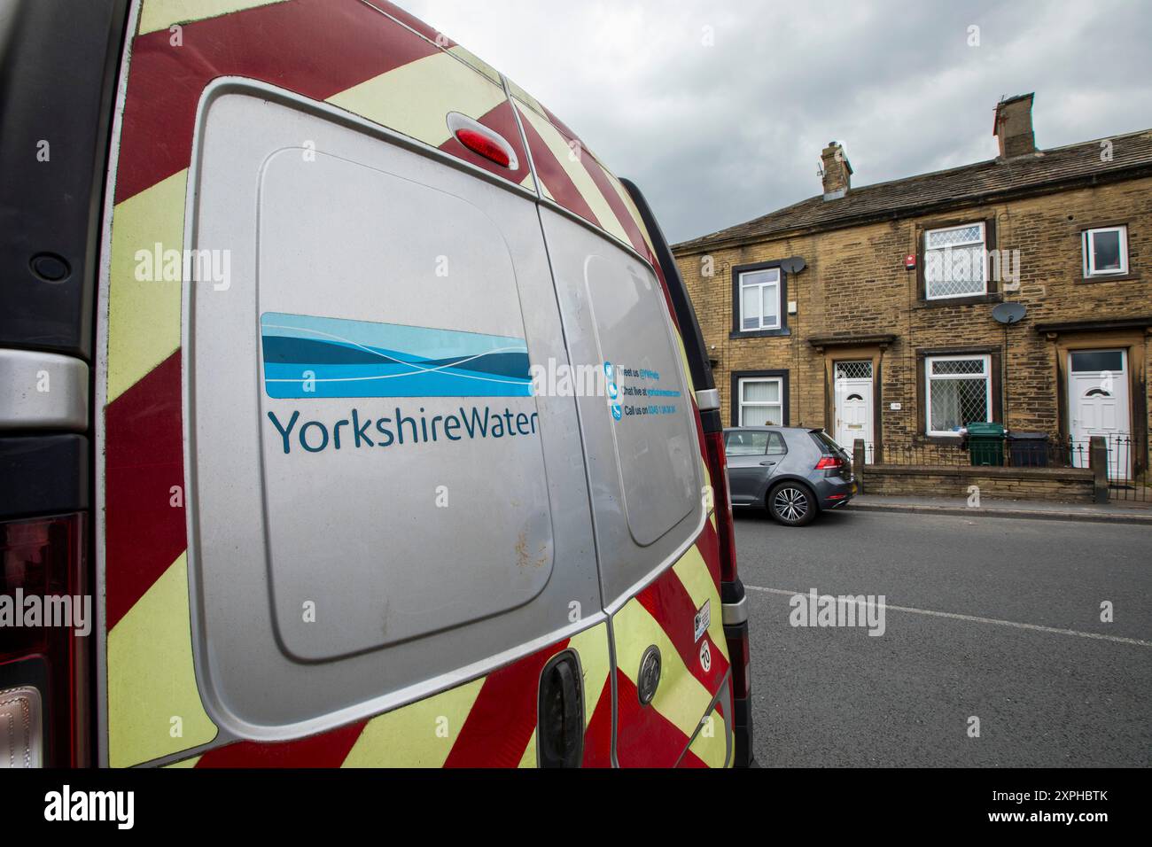 Ein Yorkshire Wasserbus in Queensbury, West Yorkshire, Großbritannien. Yorkshire Water und muss von der Regulierungsbehörde der Branche wegen historischer Abwassermengen Geldstrafen in Höhe von 168 Mio. £ verhängt werden. Der Vorschlag wird nun einer öffentlichen Konsultation unterzogen und ist Teil der bisher größten Untersuchung der Leistung von Wasserunternehmen durch die OFWAT. Die Ankündigung kommt vor dem Hintergrund wachsender öffentlicher Wut über die Umwelt- und Finanzleistung einiger Wasserunternehmen. Das Abwasser in Englands Flüsse und Meere hat sich im vergangenen Jahr mehr als verdoppelt. Quelle: Windmill Images/Alamy Live News Stockfoto