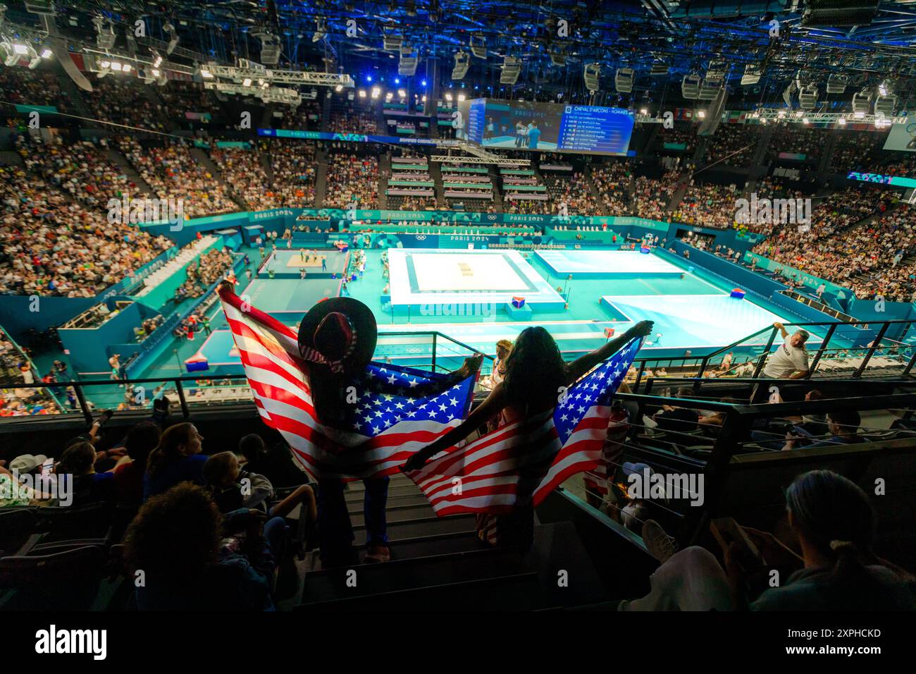 Patriotische amerikanische Frauen bejubeln das Team usa Turnen bei den Olympischen Spielen 2024 in Paris, Bercy Arena, Paris, Frankreich, Europa Stockfoto