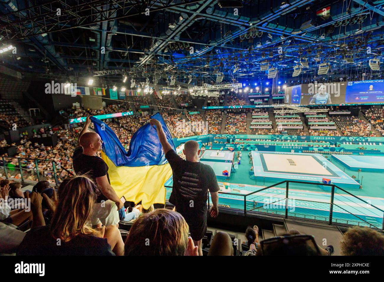 Patriotische ukrainische Männer jubeln bei den Olympischen Spielen 2024 in Paris an, Bercy Arena, Paris, Frankreich, Europa Copyright: LauraxGrier 1218-2084 E Stockfoto