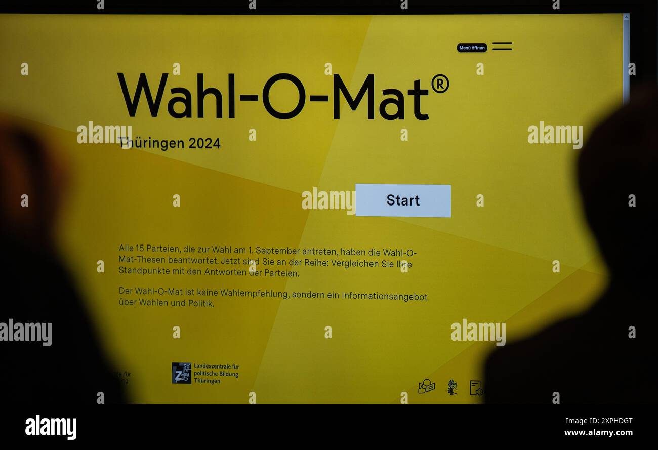 Erfurt, Deutschland. August 2024. „Wahl-O-Mat - Thüringen 2024“ wird auf einem Bildschirm angezeigt. Mit Hilfe des Online-Dienstes Wahl-O-Mat können Nutzer ihre Positionen zu 38 Thesen mit den Positionen der 15 zur Wahl angemeldeten Parteien vergleichen. Quelle: Hannes P. Albert/dpa/Alamy Live News Stockfoto