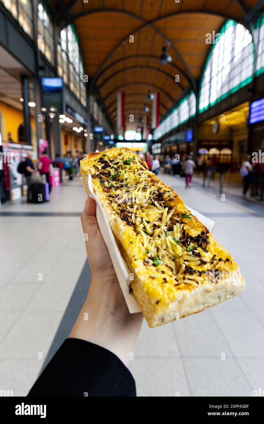 Zapiekanka: Traditionelles polnisches geröstetes Brot mit Käse und Pilzen, Breslau, Polen Stockfoto
