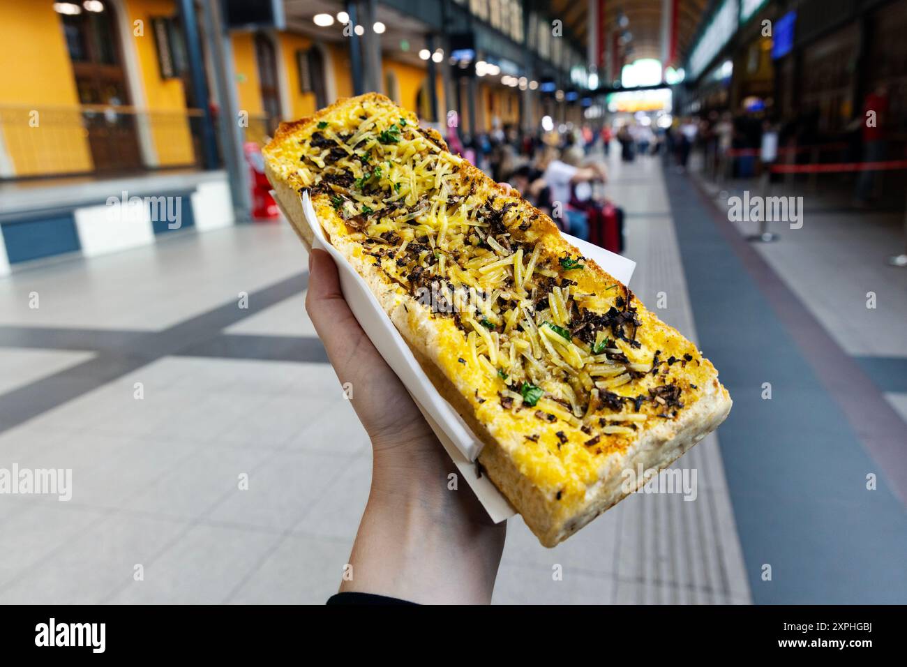 Zapiekanka: Traditionelles polnisches geröstetes Brot mit Käse und Pilzen, Breslau, Polen Stockfoto