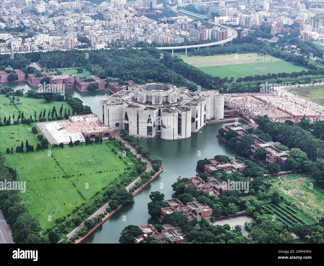Dhaka, Wari, Bangladesch. August 2024. Das parlamentsgebäude in Dhaka während der Feierlichkeiten. Tausende von Menschen feiern den Rücktritt des Ministerpräsidenten von Bangladesch, Scheich Hasina. Die Proteste in Bangladesch, die im Juli als von Studenten geführte Demonstrationen gegen die Einstellungsregeln der Regierung begannen, gipfelten am 06. August, als der Premierminister floh und das Militär ankündigte, eine Übergangsregierung zu bilden. (Kreditbild: © Habibur Rahman/ZUMA Press Wire) NUR REDAKTIONELLE VERWENDUNG! Nicht für kommerzielle ZWECKE! Quelle: ZUMA Press, Inc./Alamy Live News Stockfoto
