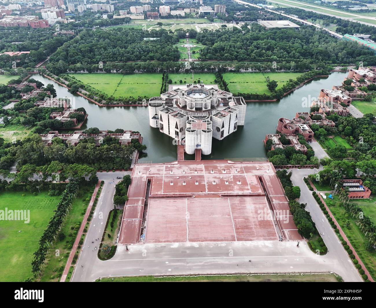 Dhaka, Wari, Bangladesch. August 2024. Das parlamentsgebäude in Dhaka während der Feierlichkeiten. Tausende von Menschen feiern den Rücktritt des Ministerpräsidenten von Bangladesch, Scheich Hasina. Die Proteste in Bangladesch, die im Juli als von Studenten geführte Demonstrationen gegen die Einstellungsregeln der Regierung begannen, gipfelten am 06. August, als der Premierminister floh und das Militär ankündigte, eine Übergangsregierung zu bilden. (Kreditbild: © Habibur Rahman/ZUMA Press Wire) NUR REDAKTIONELLE VERWENDUNG! Nicht für kommerzielle ZWECKE! Quelle: ZUMA Press, Inc./Alamy Live News Stockfoto