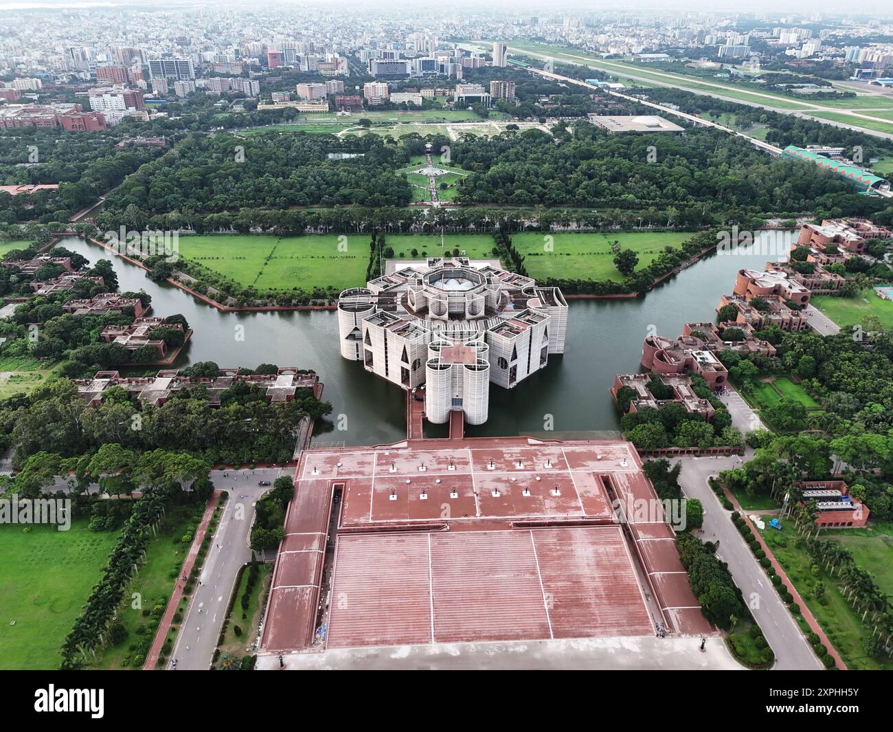 Dhaka, Wari, Bangladesch. August 2024. Das parlamentsgebäude in Dhaka während der Feierlichkeiten. Tausende von Menschen feiern den Rücktritt des Ministerpräsidenten von Bangladesch, Scheich Hasina. Die Proteste in Bangladesch, die im Juli als von Studenten geführte Demonstrationen gegen die Einstellungsregeln der Regierung begannen, gipfelten am 06. August, als der Premierminister floh und das Militär ankündigte, eine Übergangsregierung zu bilden. (Kreditbild: © Habibur Rahman/ZUMA Press Wire) NUR REDAKTIONELLE VERWENDUNG! Nicht für kommerzielle ZWECKE! Quelle: ZUMA Press, Inc./Alamy Live News Stockfoto