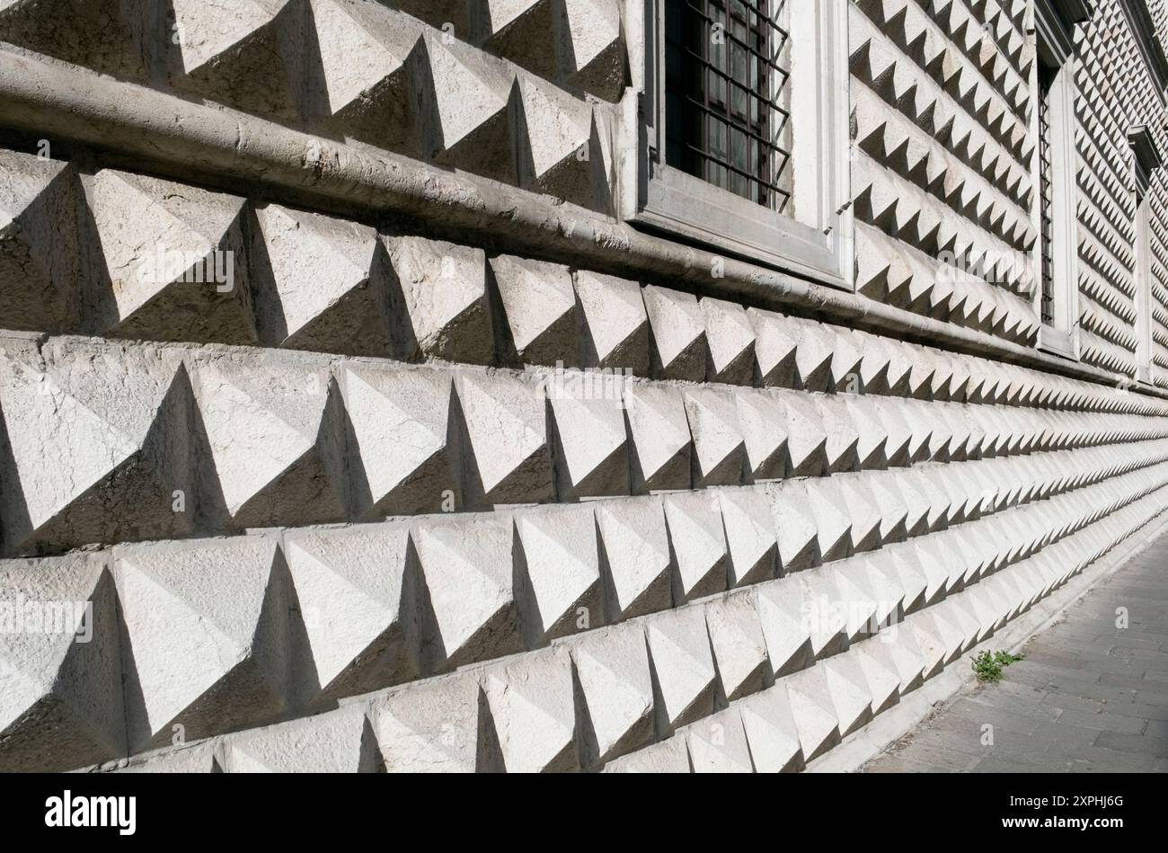 Diamantrustikation auf dem Palazzo dei Diamanti (1493) mit der Pinacoteca Nazionale di Ferrara (nationale Gemäldegalerie von Ferrara), Ferrara, Italien Stockfoto