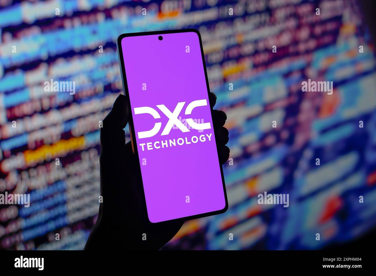 In dieser Abbildung wird das Logo von DXC Technology Company auf einem Smartphone-Bildschirm angezeigt. Stockfoto