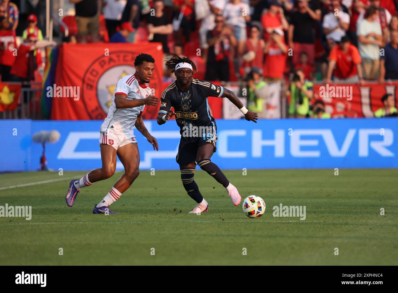 Toronto, ON, Kanada, 13. Juli 2024, O. Mbaizo #15 in Aktion mit Thompson #47 beim MLS Spiel zwischen Toronto FC und Philadelphia Union im BMO Stadium. Stockfoto