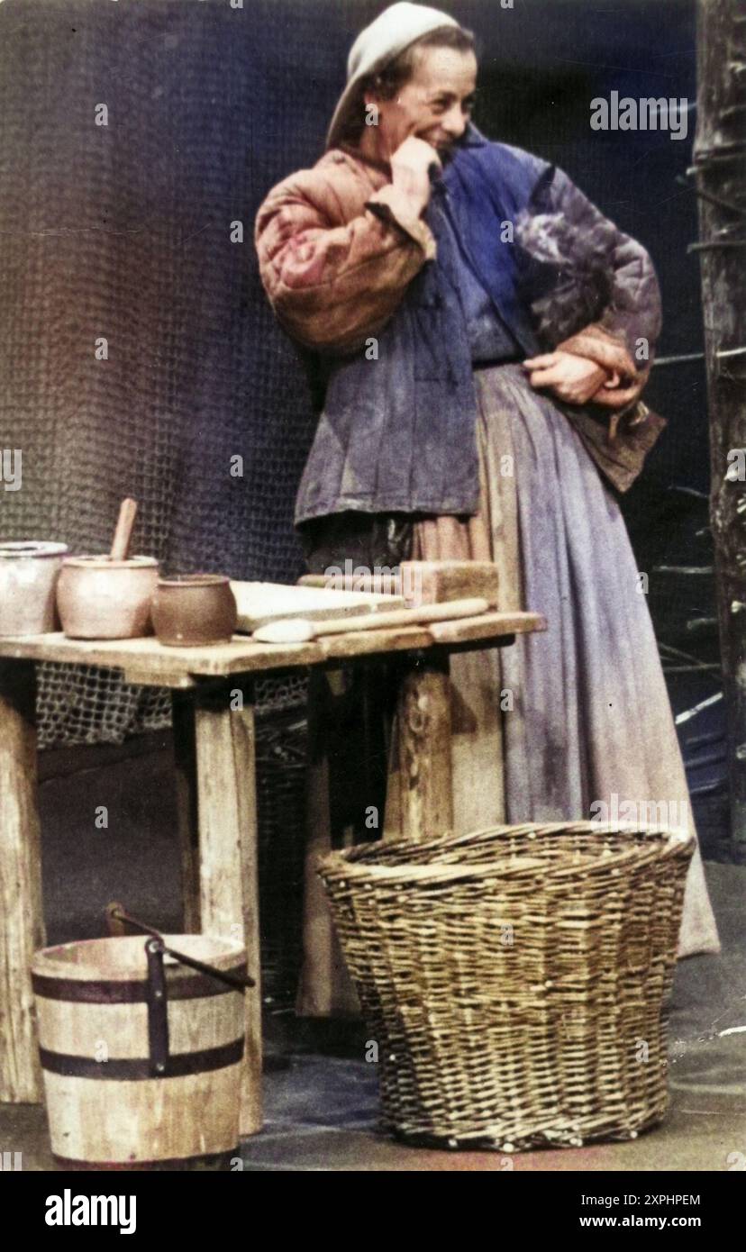 Bertholt Brecht (1898–1956) deutscher Dramatiker und Dichter. Inszenierung seines Stückes Mutter Courage durch das Berliner Ensemble. Helene Weigel als Mutter Courage., Historisch, digital restaurierte Reproduktion von einer Vorlage aus dem 19. Jahrhundert, Datum nicht angegeben Stockfoto