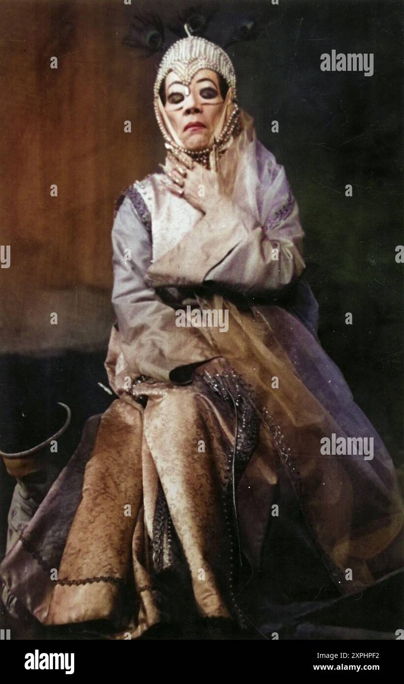 Bertholt Brecht (1898–1956), deutscher Dramatiker und Dichter. Inszenierung seines Stückes der kaukasische Kreidekreis durch das Berliner Ensemble. Helene Weigel als Frau des Gouverneurs., Historisch, digital restaurierte Reproduktion von einer Vorlage aus dem 19. Jahrhundert, Datum nicht angegeben Stockfoto