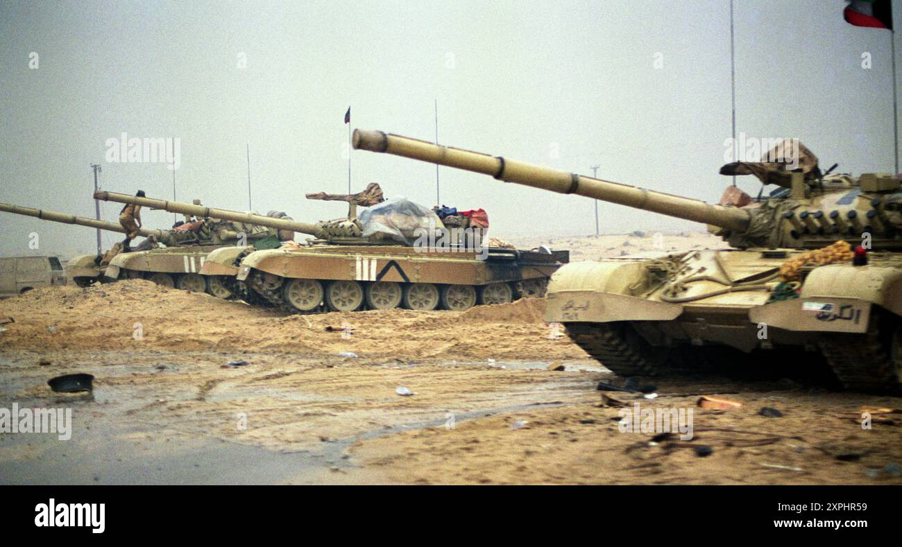 5. März 1991 Kuwaitische M-84 Hauptkampfpanzer parkten an der Seite des „Highway of Death“, der Hauptstraße nach Basra, westlich von Kuwait City. Stockfoto