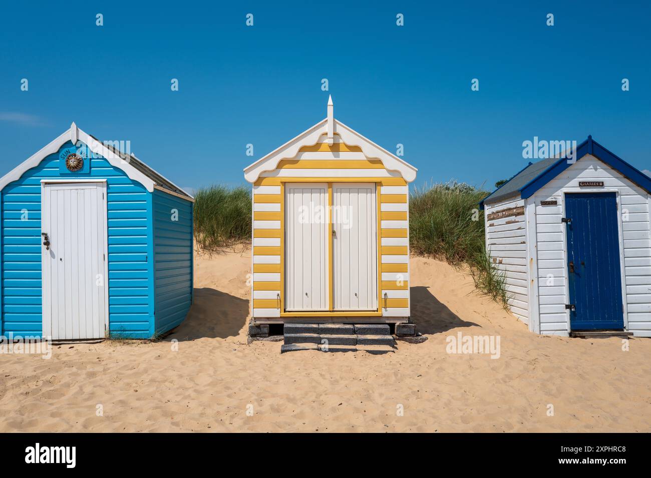 Farbenfrohe Strandhütten am Southwold Beach, Suffolk, Großbritannien. Urlaub, Meer, Urlaub. Traditionell. Englisches Meer. Holzhütten. Stockfoto