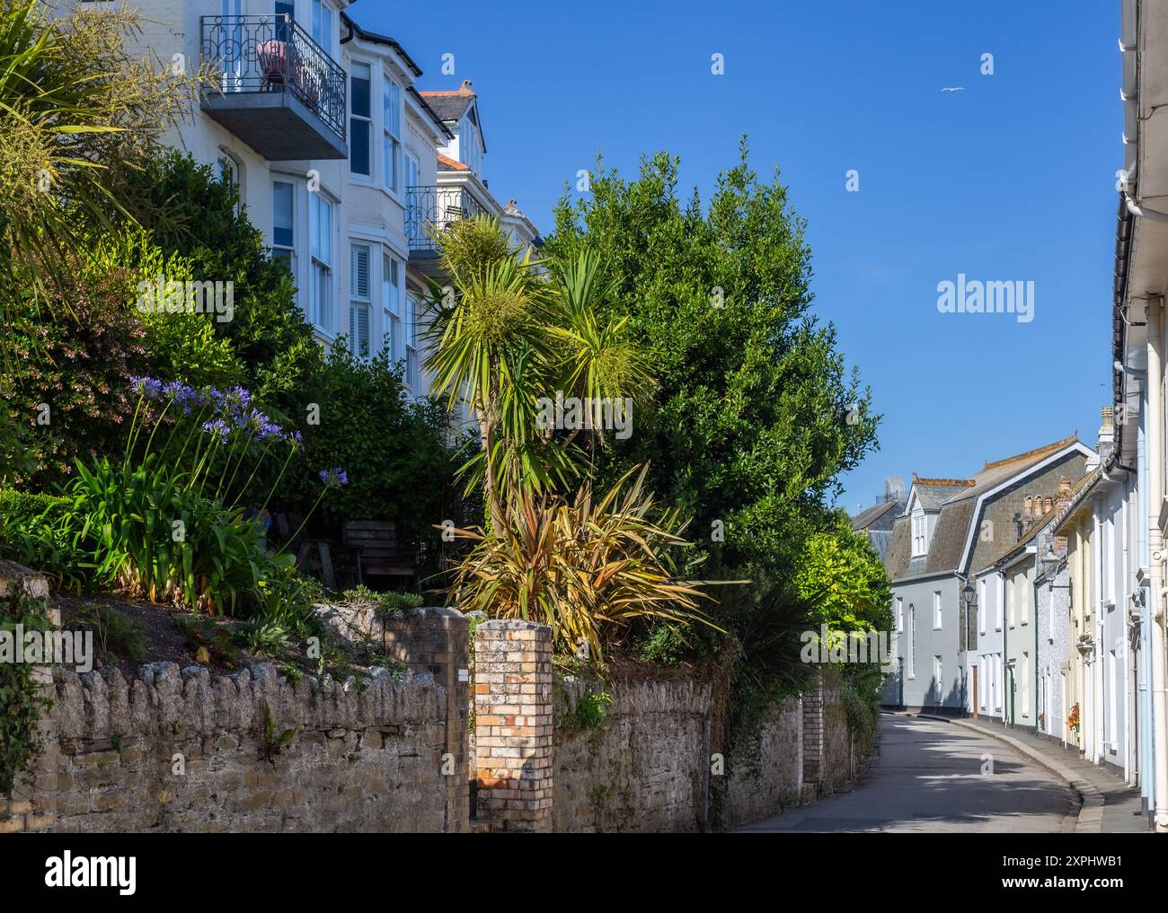 Fowey schönes Resort im Südwesten von Cornwall, England, Großbritannien. Enge Gassen und weiß getünchte Wohngebäude glänzen bei wunderschönem Wetter Stockfoto