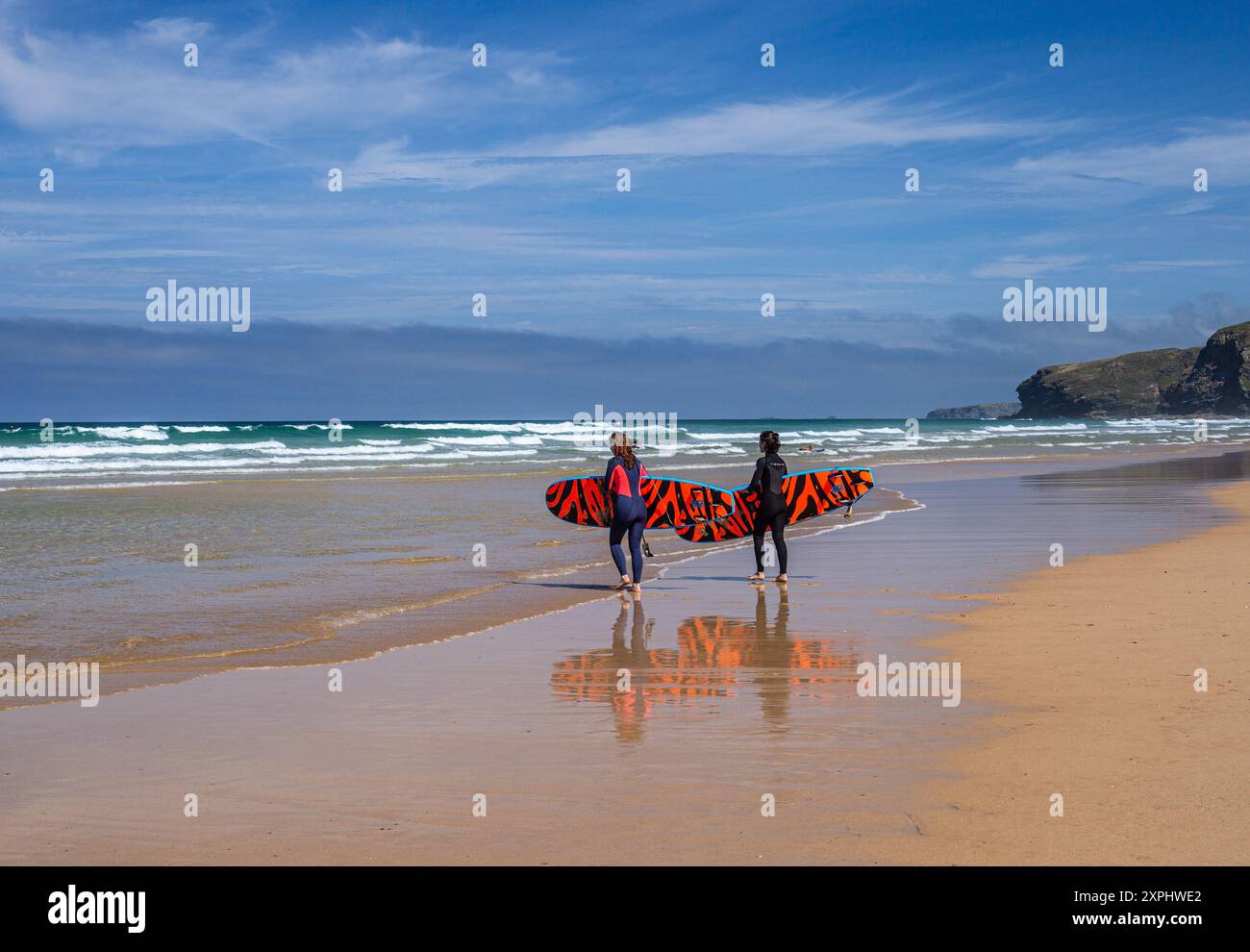 Watergate Bay wunderschöner Surfstrand in Cornwall, Großbritannien, ähnlich dem Venice Beach in den USA Stockfoto