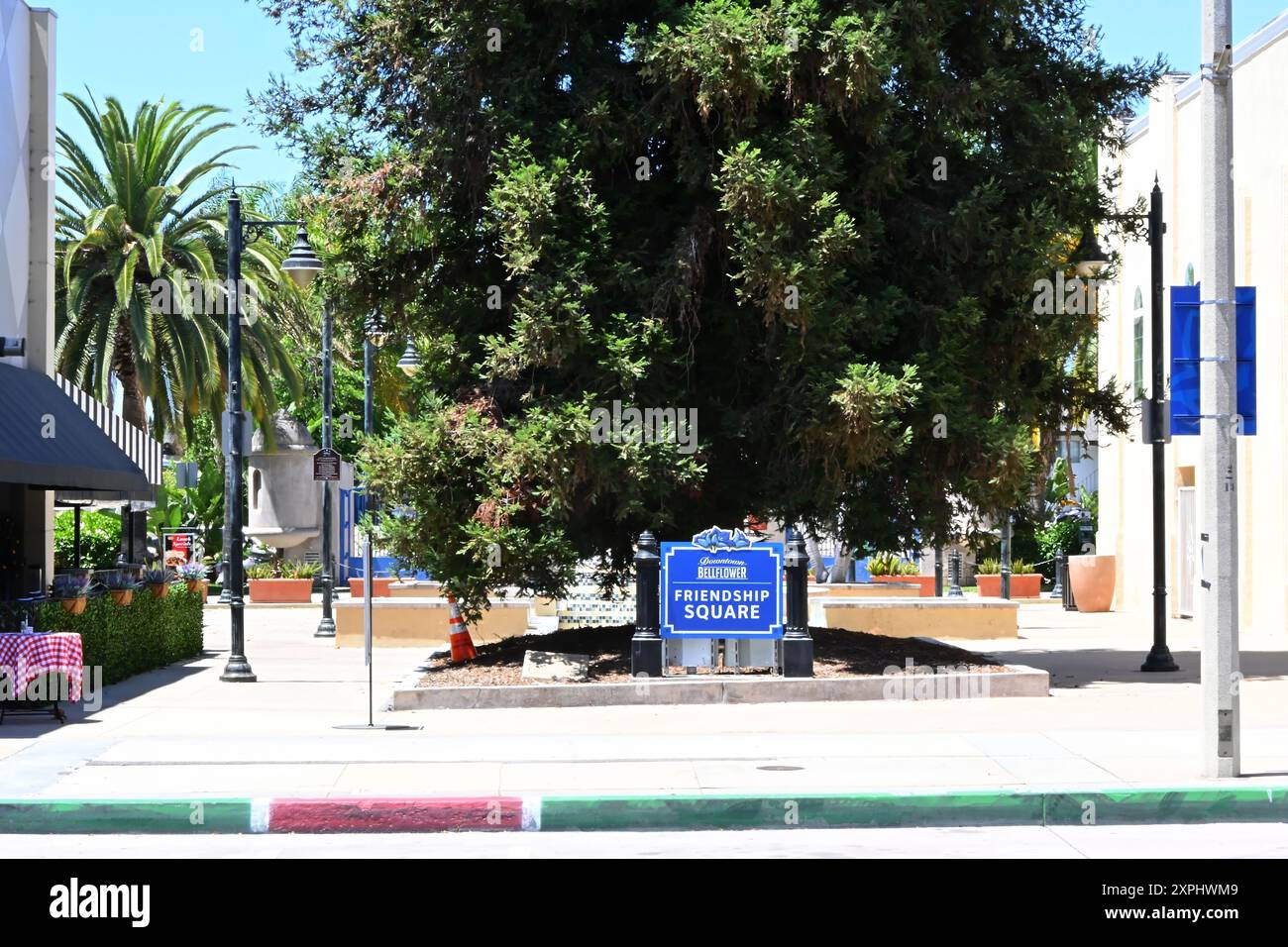 BELLFLOWER, KALIFORNIEN - 28. JULI 2024: Der Friendship Square verfügt über ein Piratenschiff, ein kleines Boot, eine Höhle und eine Brücke, die zu einem Fußweg über den See führt Stockfoto