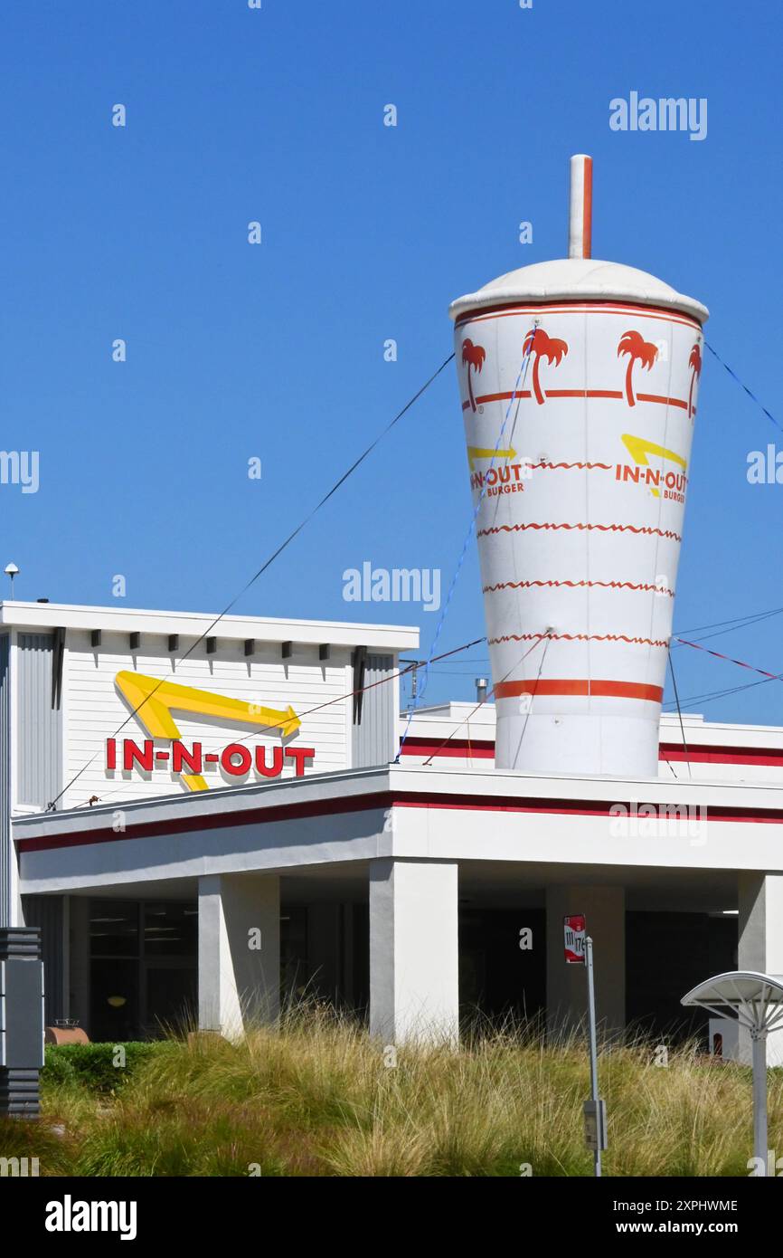 LONG BEACH, KALIFORNIEN - 28. JULI 2024: In-n-Out Burger Restaurant am Lakewood Boulevard und Carson Street in Long Beach. Stockfoto