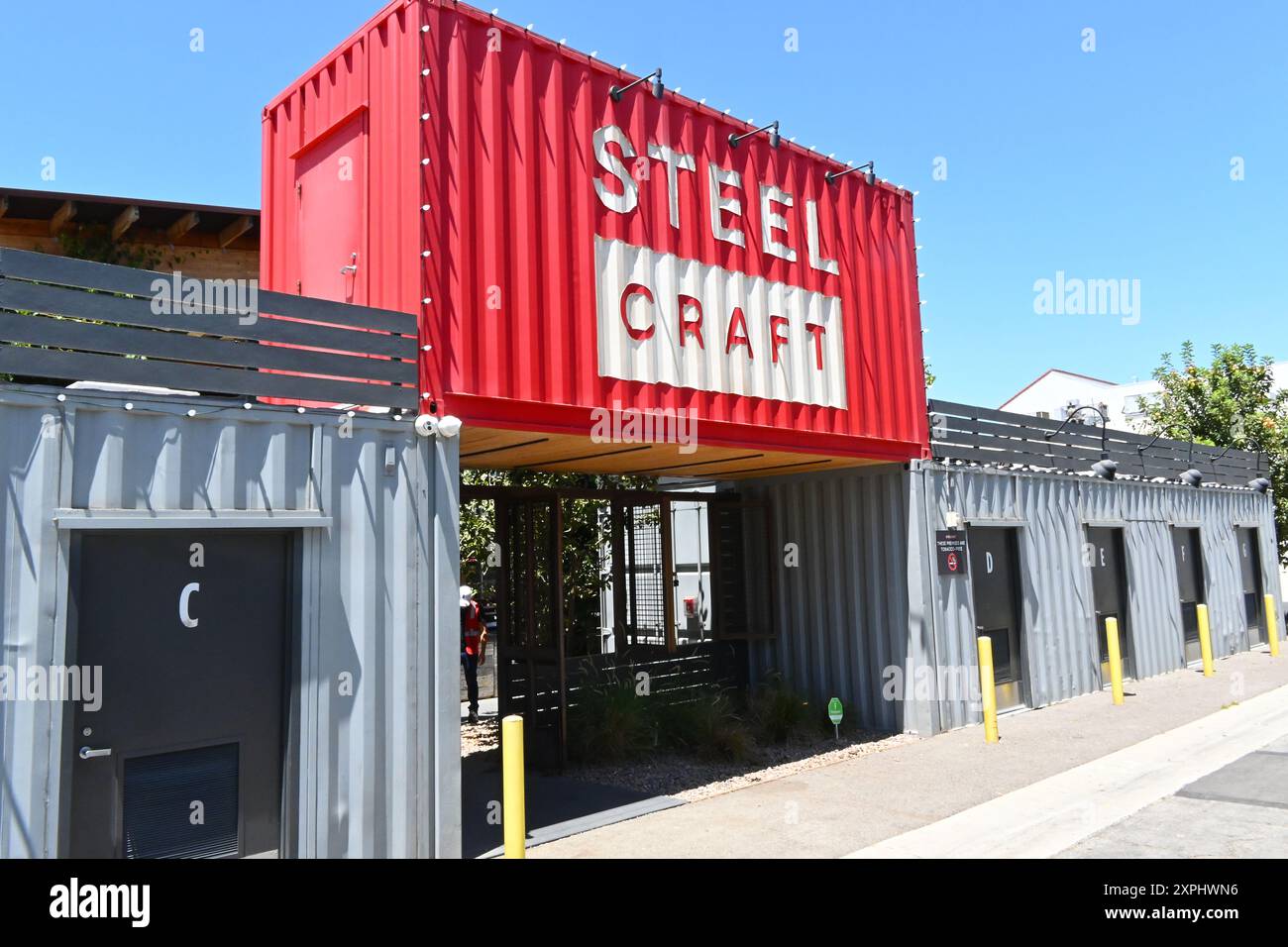 BELLFLOWER, KALIFORNIEN - 28. JULI 2024: Steel Craft ist ein urbanes Freiluftrestaurant, das mit umfunktionierten Containern gebaut wurde und eine Vielzahl von Restaurants beherbergt Stockfoto