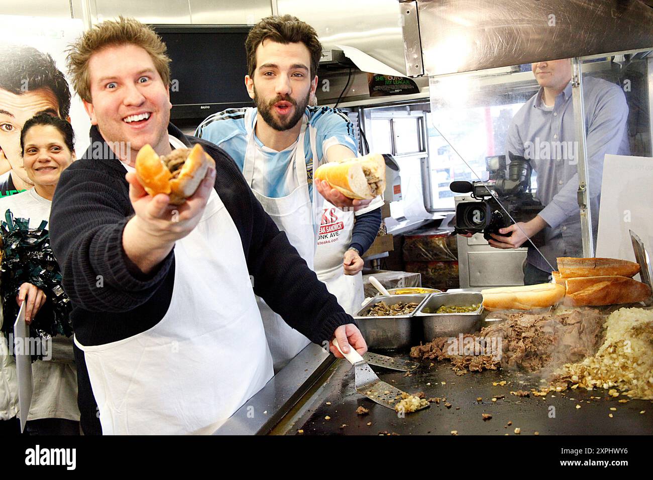 Nate Torrence und Jay Baruchel aus dem Film She's Out of My League haben am 25. Februar 2010 in Pat's Steaks in Philadelphia (Pa) Cheesesteaks gemacht Stockfoto