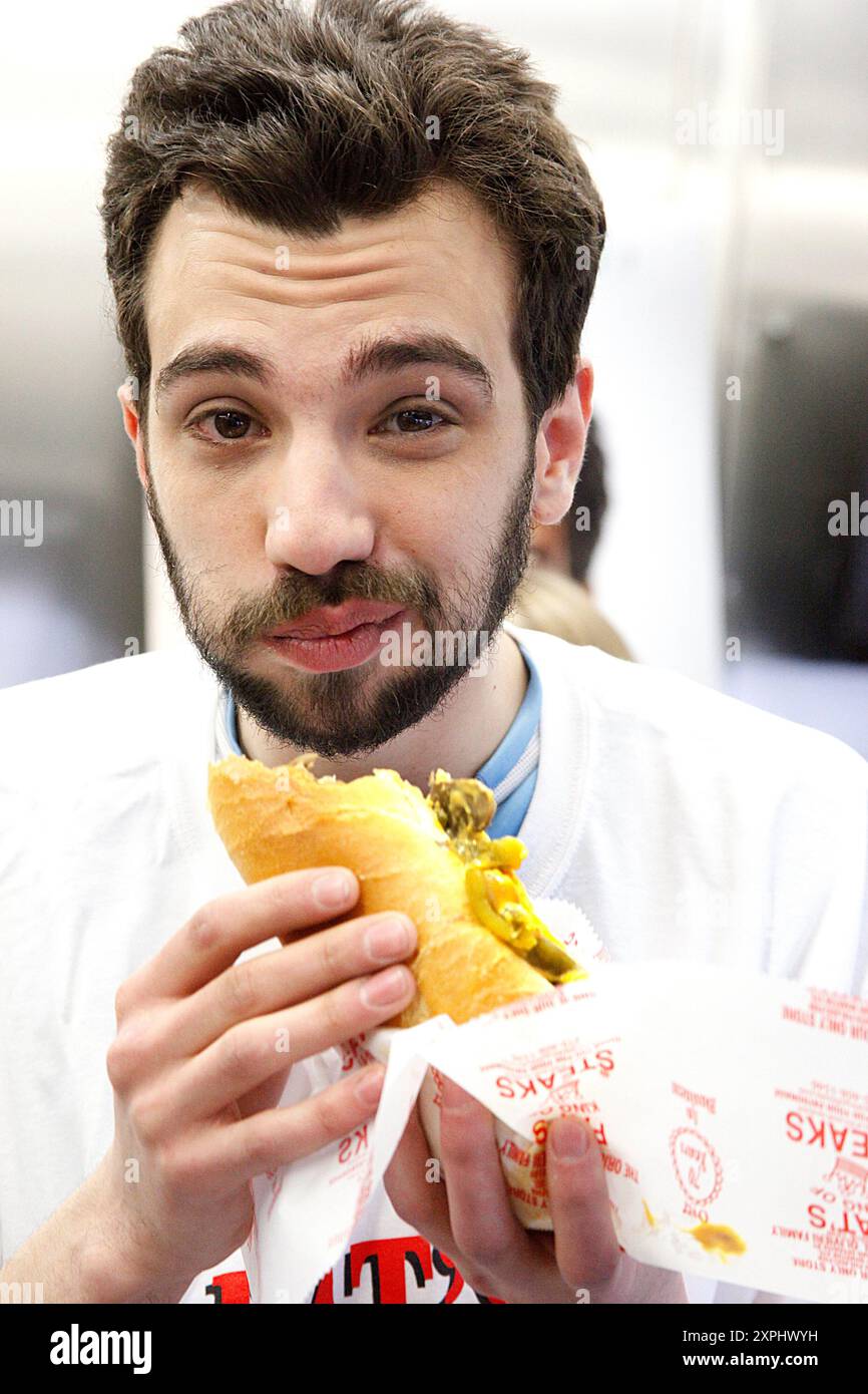Jay Baruchel aus dem Film She's Out of My League zeigte das Essen des Cheesesteaks, das er am 25. Februar 2010 bei Pat's Steaks in Philadelphia, Pa gemacht hat. Credit: Scott Weiner/MediaPunch Stockfoto