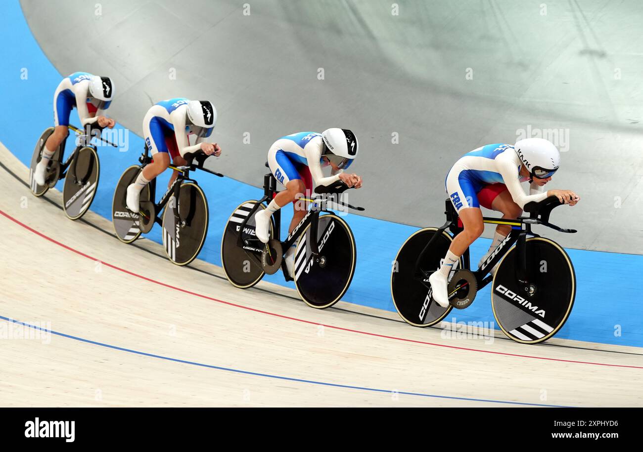 Die Franzosen Clara Copponi, Valentine Fortin, Marion Borras und Marie Le Net während der Qualifikation des Women's Team Pursuit im National Velodrome in Saint-Quentin-en-Yvelines am elften Tag der Olympischen Spiele 2024 in Frankreich. Bilddatum: Dienstag, 6. August 2024. Stockfoto