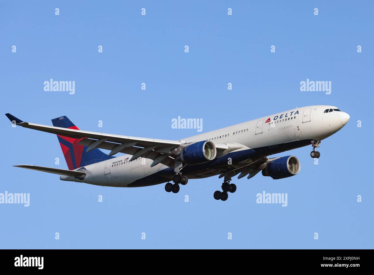 Ein Flugzeug der Fluggesellschaft Delta Air Lines, Airbus A330-223, Kennung N854NW im Landeanflug auf den Flughafen Frankfurt A.M. Flughafen Frankfurt am 06.08.2024 in Frankfurt a.M./Deutschland. *** Ein Flugzeug von Delta Air Lines, Airbus A330 223, Registrierung N854NW nähert sich am 06 08 2024 in Frankfurt a M am Flughafen Frankfurt a M Frankfurt a M am Flughafen Frankfurt a M Deutschland Stockfoto