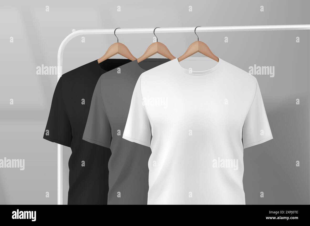 Einfaches schwarzes Männer-T-Shirt realistisches Modell, das an einem Kleiderständer in einem Studio an einem Holzbügel hängt. t-Shirt-Ärmel für Mockup. Stock Vektor