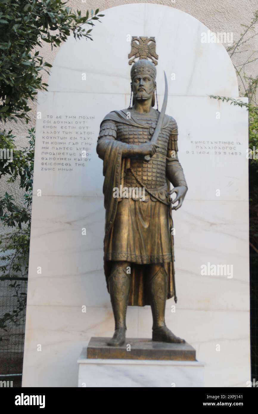 Statue von Konstantin XI Palaiologos auf dem Metropolitan Square, Athen, Griechenland. Er war der letzte römisch-byzantinische Kaiser. Stockfoto