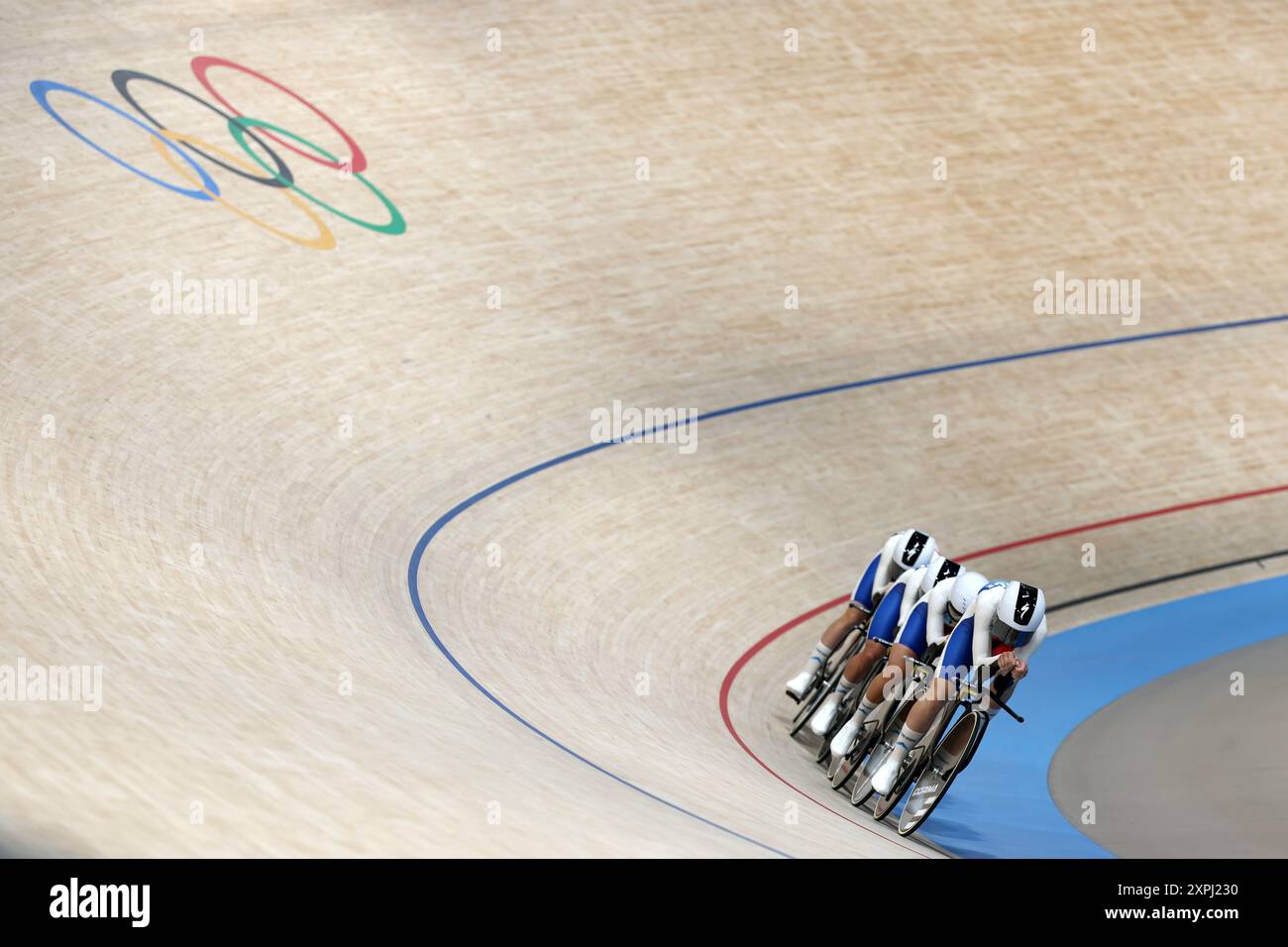 Saint Quentin En Yvelines, Frankreich. August 2024. Olympische Spiele, Paris 2024, Radfahren, Rennstrecke, 4000m Teamverfolgung, Frauen, Qualifikation, die Mannschaft aus Frankreich mit Marion Borras, Marie le Net, Clara Copponi, Valentine Fortin ist im Rennen. Quelle: Jan Woitas/dpa/Alamy Live News Stockfoto