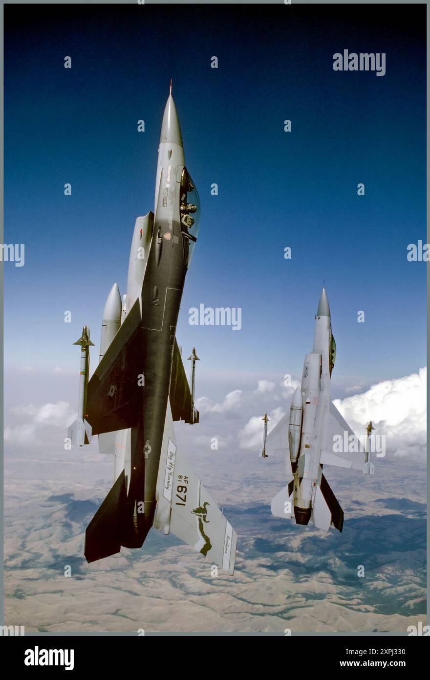 Die F16s sind mit AIM-9 Sidewinder-Raketen bewaffnet, ein Paar F-16A Kampfflugzeuge der 120th Fighter Interceptor Group, Montana Air National Guard, klettern in einem 90-Grad-Winkel in den Himmel, während sie eine Mission in der Nähe des Great Falls International Airport fliegen. Stockfoto
