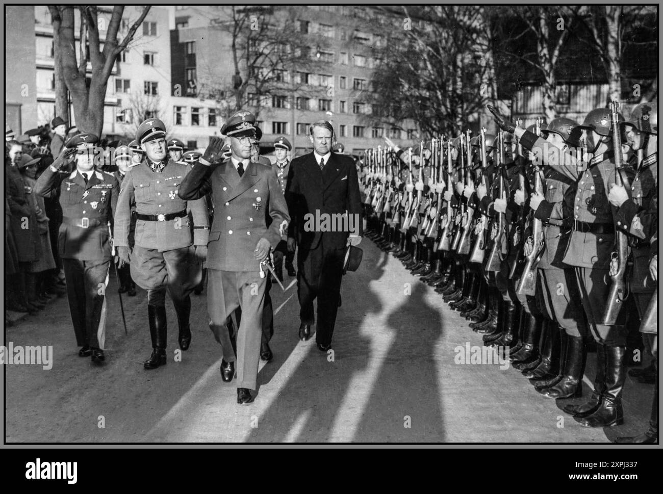 NORWEGEN QUISLING die militärische und zivile Führung der deutschen Besatzungstruppen in Norwegen während des Zweiten Weltkriegs, zusammen mit versammelten Polizeisoldaten der deutschen Ordnung und Vidkun Quisling, dem Führer der norwegischen faschistischen Partei Nasjonal Samling, vor einer deutschen Propagandaveranstaltung im Kolosseum-Kino in Oslo, Norwegen am 1. Mai 1941. Vidkun Quisling (1887–1945), nomineller Regierungschef Norwegens während der deutschen Besatzung 1940–1945 Wilhelm Rediess (1900–1945), SS- und Polizeiführer während der deutschen Besatzung Norwegens Hans-Jürgen Stumpff (1889–1968), Generaloberst der Luftwaffe Stockfoto