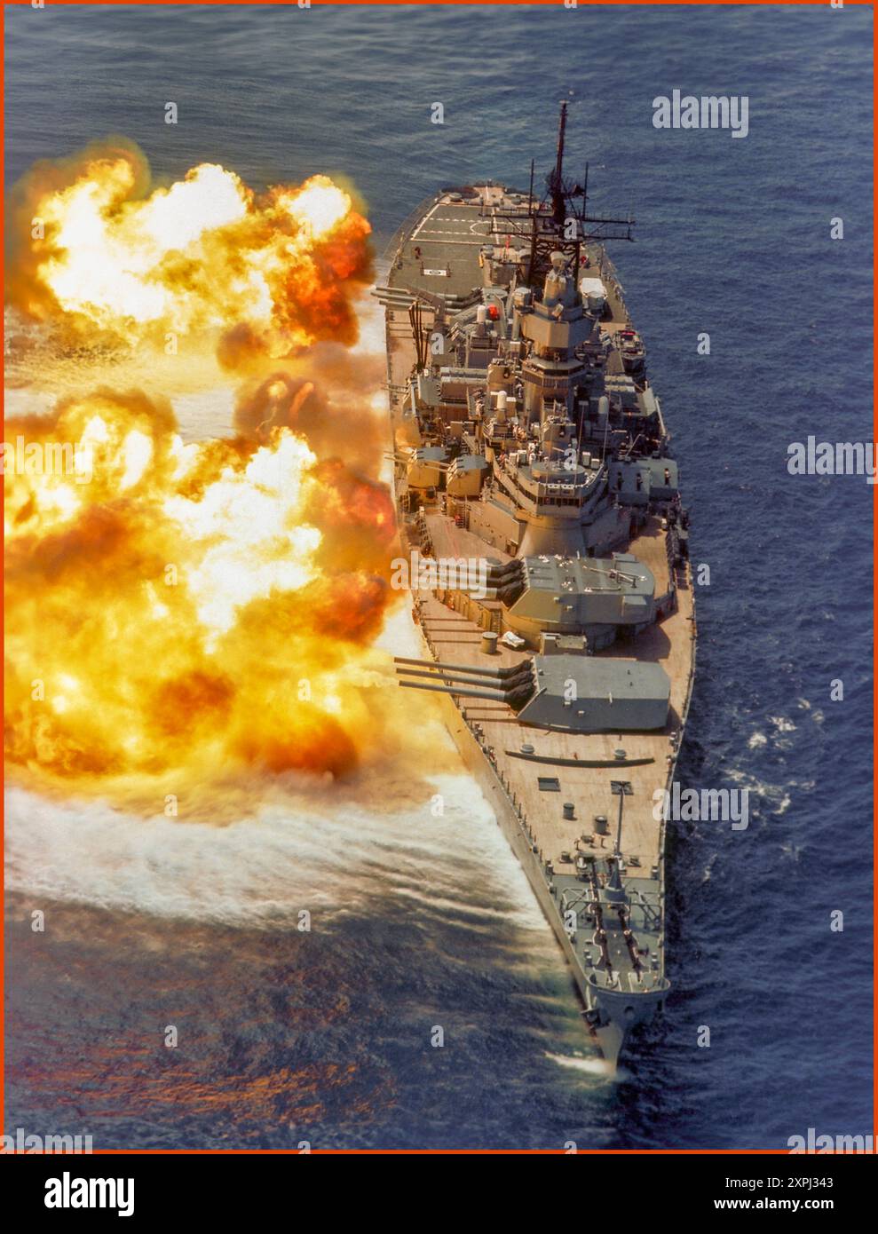 US NAVY 1980er-Jahre Ein Bugblick auf das Schlachtschiff USS IOWA (BB-61), das während einer Feuerwehrdemonstration seine Mark 7 16-Zoll/50-Kaliber von Steuerbord abfeuerte. 1984 Stockfoto