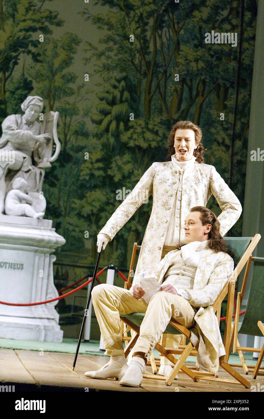 Sarah Connolly (Xerxes), Robin Blaze (Arsamenes) in XERXES an der English National Opera (ENO), London Coliseum, London WC2 07/11/2002 Musik: George Frideric Händel Text: Nicolo Minato Dirigent: Harry Bicket Design: David Fielding Beleuchtung: Paul Pyant Übersetzer & Regisseur: Nicholas Hytner Stockfoto