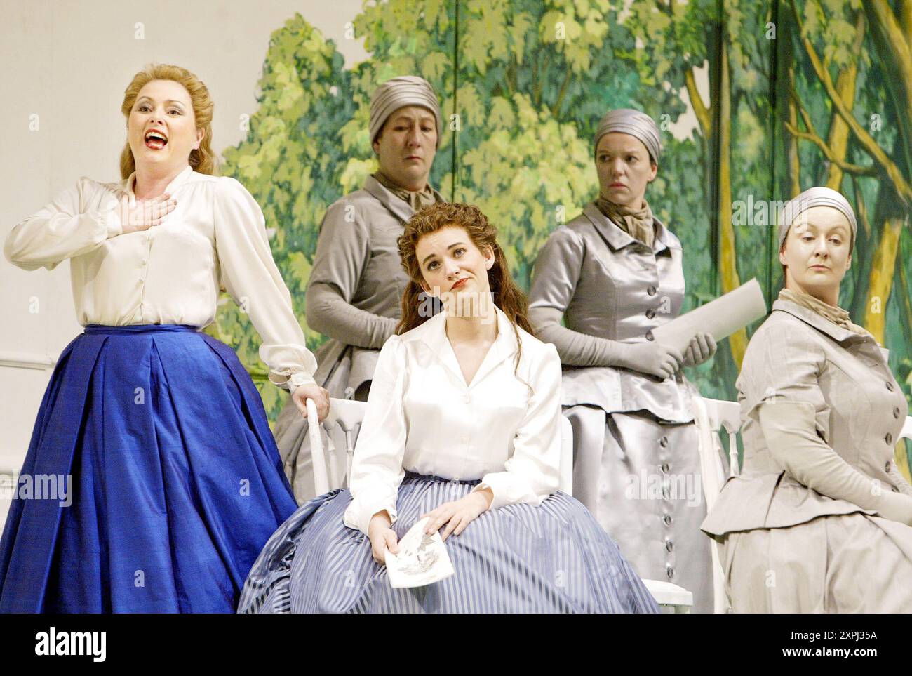 Links: Rebecca Evans (Romilda) Zentrum: Mary Nelson (Atalanta) in XERXES an der English National Opera (ENO), London Coliseum, London WC2 07/11/2002 Musik: George Frideric Händel Text: Nicolo Minato Dirigent: Harry Bicket Design: David Fielding Beleuchtung: Paul Pyant Übersetzer und Regisseur: Nicholas Hytner Stockfoto