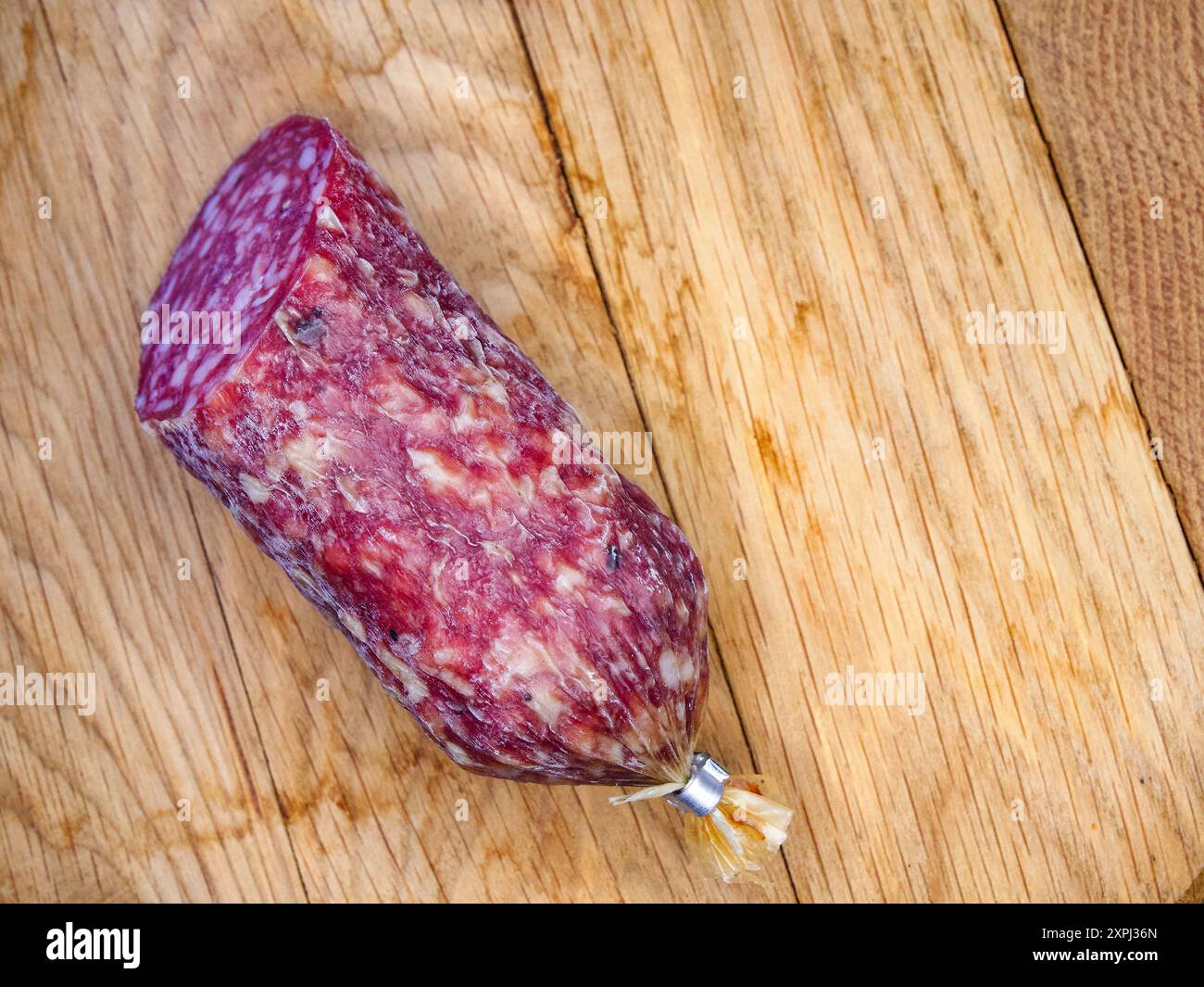 Getrocknetes, gepökeltes Fleisch auf Holz, perfekt für eine Wurstplatte oder Gourmet-Mahlzeit. Stockfoto