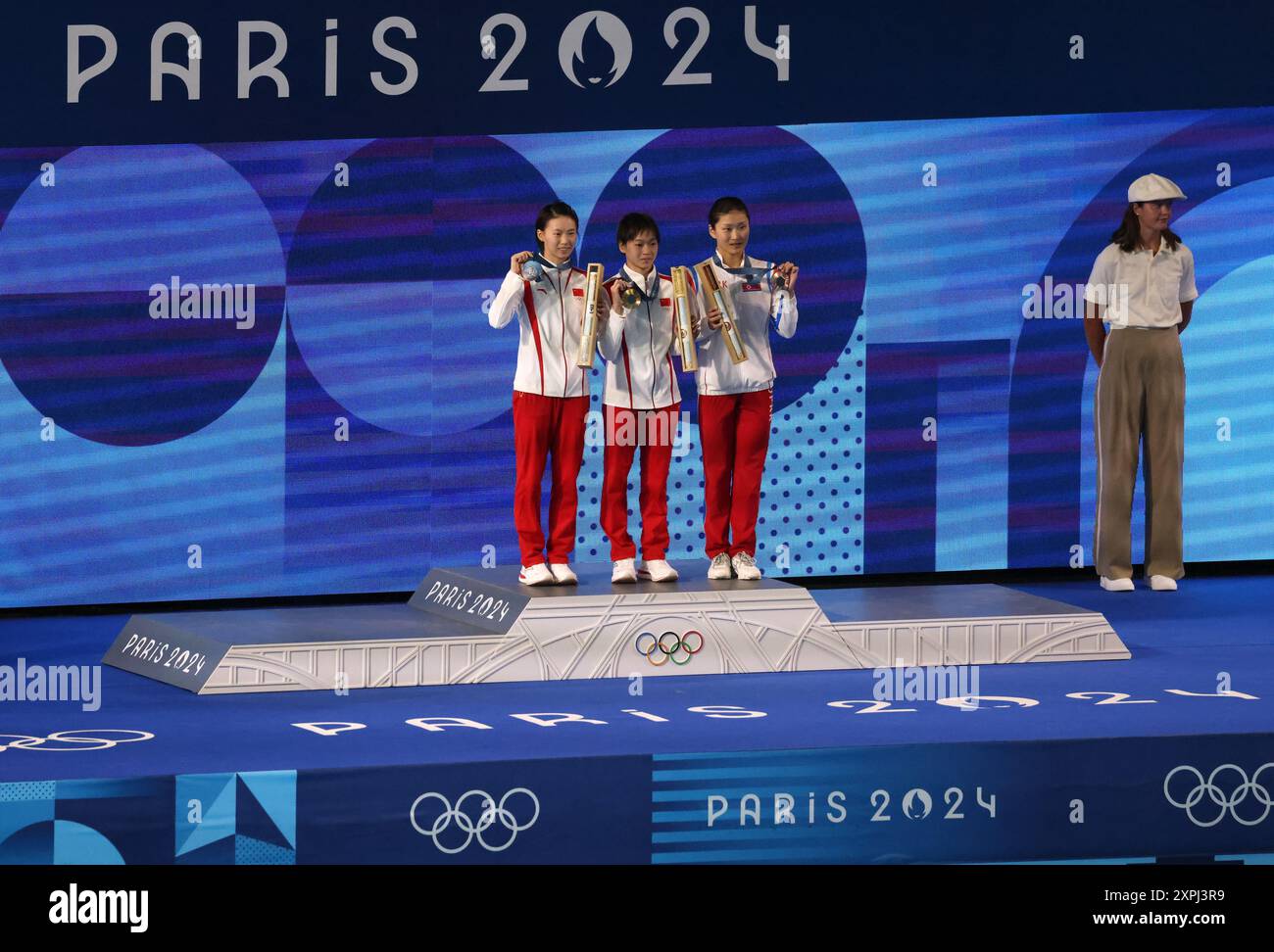 Paris, Frankreich. August 2024. Olympische Spiele in Paris: TAUCHEN - 10-Meter-Finale der Frauen - (von links nach rechts) Silbermedaillengewinner Yuxi Chen, Goldmedaillengewinner Hongchan Quan aus China und Bronzemedaillengewinner Kim Mi Rae aus Korea während der Medaillenzeremonie am 11. Tag der Olympischen Spiele 2024 in Paris im Aquatics Centre in Paris, Frankreich. Quelle: Adam Stoltman/Alamy Live News Stockfoto