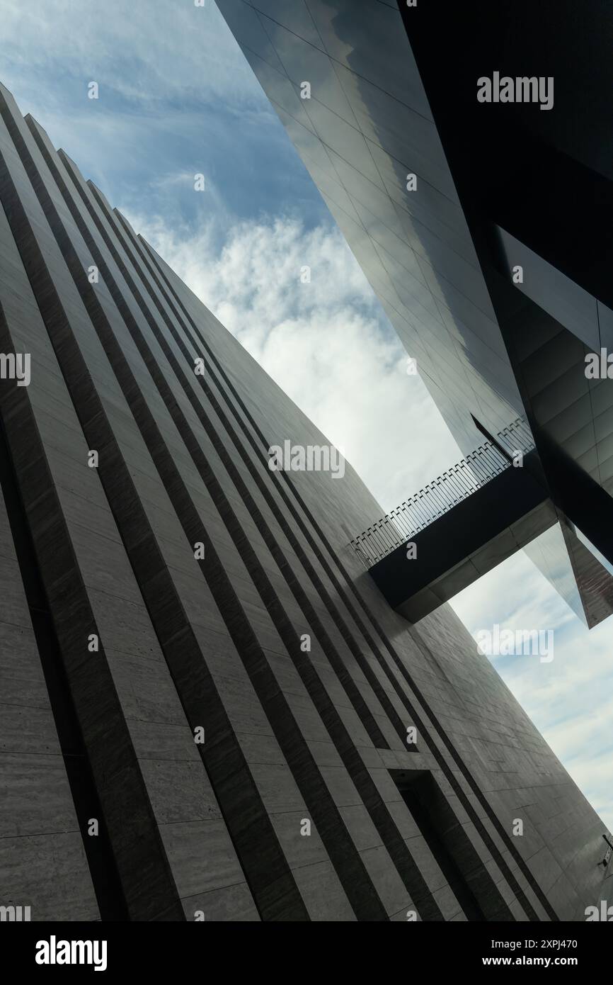 Atatürk Cultural Center (AKM), Beyoğlu, Istanbul, Türkei - 15. März 2023: Ein bekanntes kulturelles Wahrzeichen in Istanbul, allgemein bekannt als „AKM“. Stockfoto