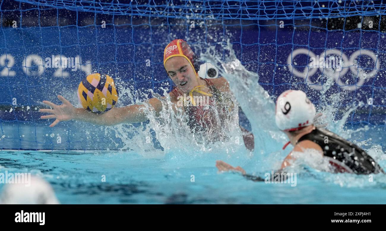 St. Denis. August 2024. Torhüterin Martina Terre aus Spanien spart beim Wasserball-Viertelfinale der Frauen zwischen Spanien und Kanada bei den Olympischen Spielen 2024 in Saint-Denis, Frankreich, am 6. August 2024. Quelle: Wang Yuguo/Xinhua/Alamy Live News Stockfoto