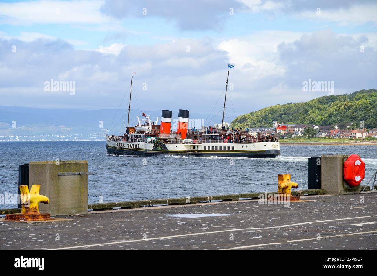 Waverley Paddle Steamer mit Abfahrt vom Largs Pier in North Ayrshire, Schottland, Großbritannien, Europa Stockfoto