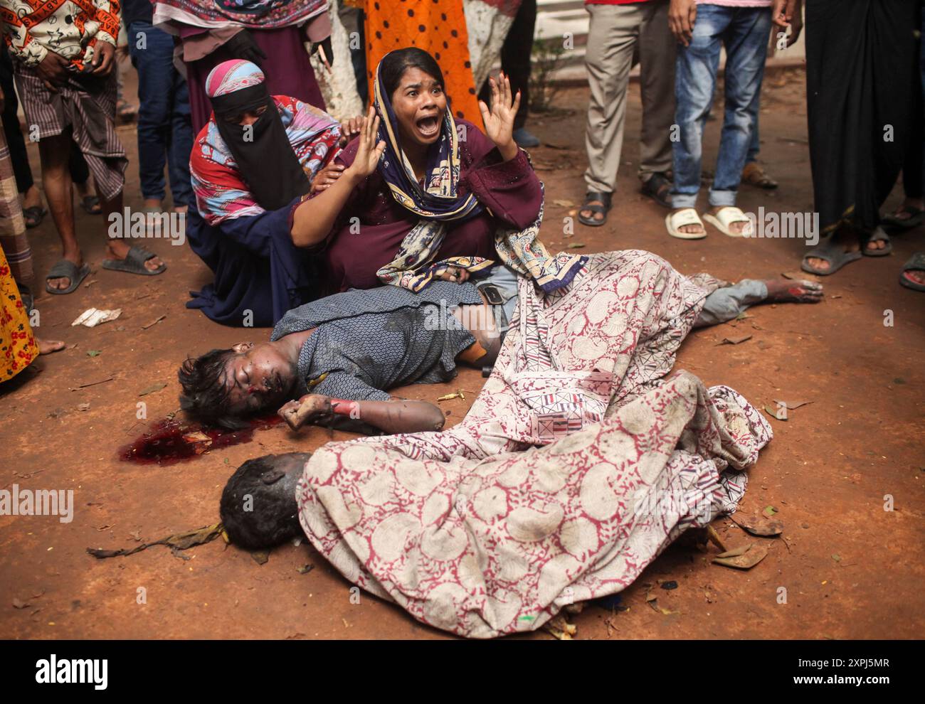 EDS NOTIEREN SIE DEN GRAFISCHEN INHALT. Dhaka, Dhaka, Bangladesch. August 2024. Eine Mutter weint, nachdem sie am 06. August 2024 die verkohlte Leiche ihres Kindes vor dem Bangabandhu Memorial Museum auf der Straße in Dhaka, Bangladesch, gefunden hatte.das Bangabandhu Memorial Museum wird am 5. August 2024 von regierungsfeindlichen Demonstranten in Dhaka in Brand gesetzt. (Kreditbild: © Abu Sufian Jewel/ZUMA Press Wire) NUR REDAKTIONELLE VERWENDUNG! Nicht für kommerzielle ZWECKE! Quelle: ZUMA Press, Inc./Alamy Live News Stockfoto