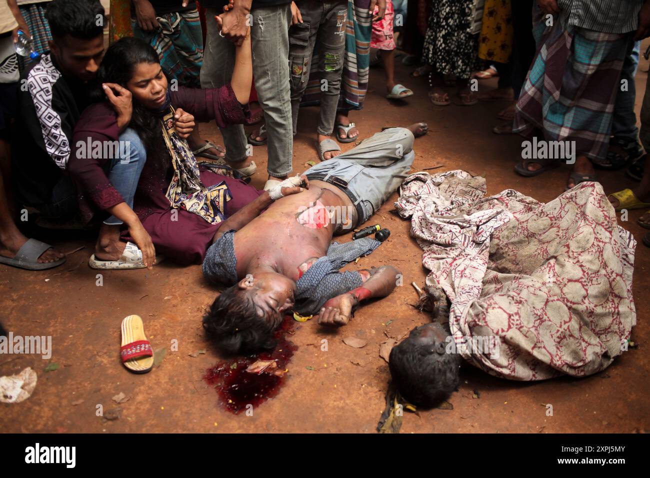 EDS NOTIEREN SIE DEN GRAFISCHEN INHALT. Dhaka, Dhaka, Bangladesch. August 2024. Eine Mutter weint, nachdem sie am 06. August 2024 die verkohlte Leiche ihres Kindes vor dem Bangabandhu Memorial Museum auf der Straße in Dhaka, Bangladesch, gefunden hatte.das Bangabandhu Memorial Museum wird am 5. August 2024 von regierungsfeindlichen Demonstranten in Dhaka in Brand gesetzt. (Kreditbild: © Abu Sufian Jewel/ZUMA Press Wire) NUR REDAKTIONELLE VERWENDUNG! Nicht für kommerzielle ZWECKE! Quelle: ZUMA Press, Inc./Alamy Live News Stockfoto