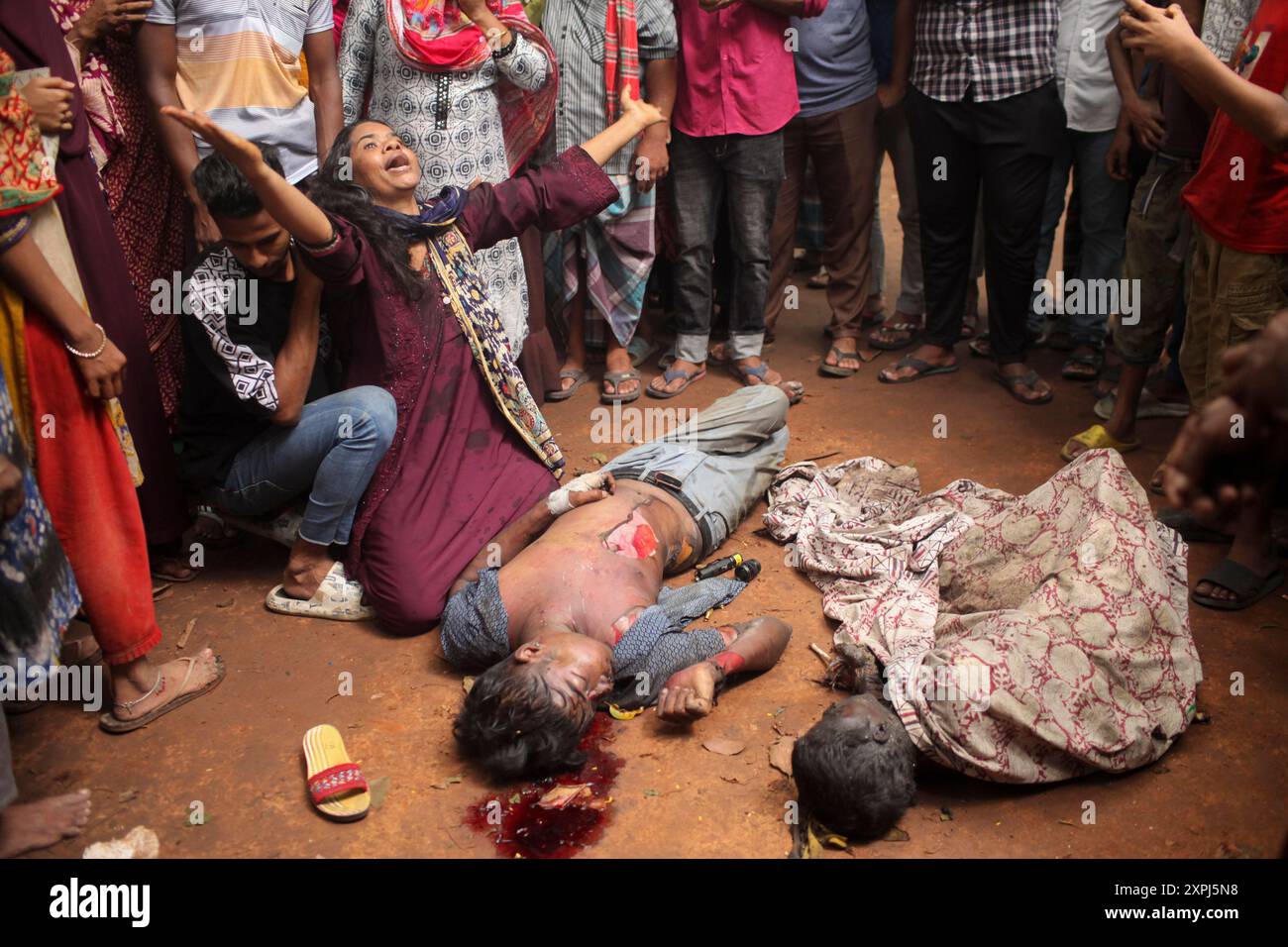 EDS NOTIEREN SIE DEN GRAFISCHEN INHALT. Dhaka, Dhaka, Bangladesch. August 2024. Eine Mutter weint, nachdem sie am 06. August 2024 die verkohlte Leiche ihres Kindes vor dem Bangabandhu Memorial Museum auf der Straße in Dhaka, Bangladesch, gefunden hatte.das Bangabandhu Memorial Museum wird am 5. August 2024 von regierungsfeindlichen Demonstranten in Dhaka in Brand gesetzt. (Kreditbild: © Abu Sufian Jewel/ZUMA Press Wire) NUR REDAKTIONELLE VERWENDUNG! Nicht für kommerzielle ZWECKE! Quelle: ZUMA Press, Inc./Alamy Live News Stockfoto