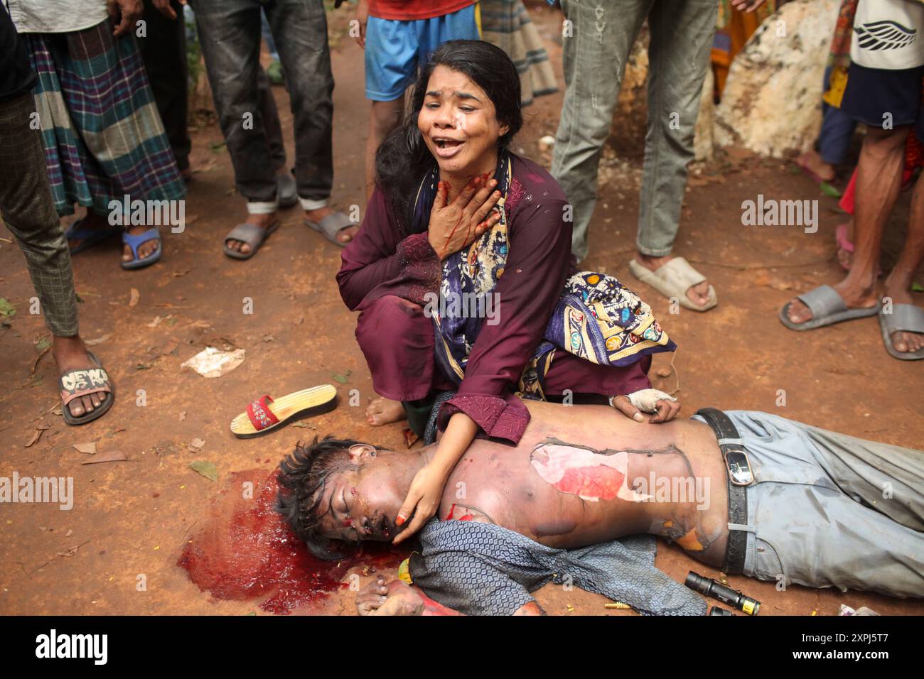 EDS NOTIEREN SIE DEN GRAFISCHEN INHALT. Dhaka, Dhaka, Bangladesch. August 2024. Eine Mutter weint, nachdem sie am 06. August 2024 die verkohlte Leiche ihres Kindes vor dem Bangabandhu Memorial Museum auf der Straße in Dhaka, Bangladesch, gefunden hatte.das Bangabandhu Memorial Museum wird am 5. August 2024 von regierungsfeindlichen Demonstranten in Dhaka in Brand gesetzt. (Kreditbild: © Abu Sufian Jewel/ZUMA Press Wire) NUR REDAKTIONELLE VERWENDUNG! Nicht für kommerzielle ZWECKE! Quelle: ZUMA Press, Inc./Alamy Live News Stockfoto