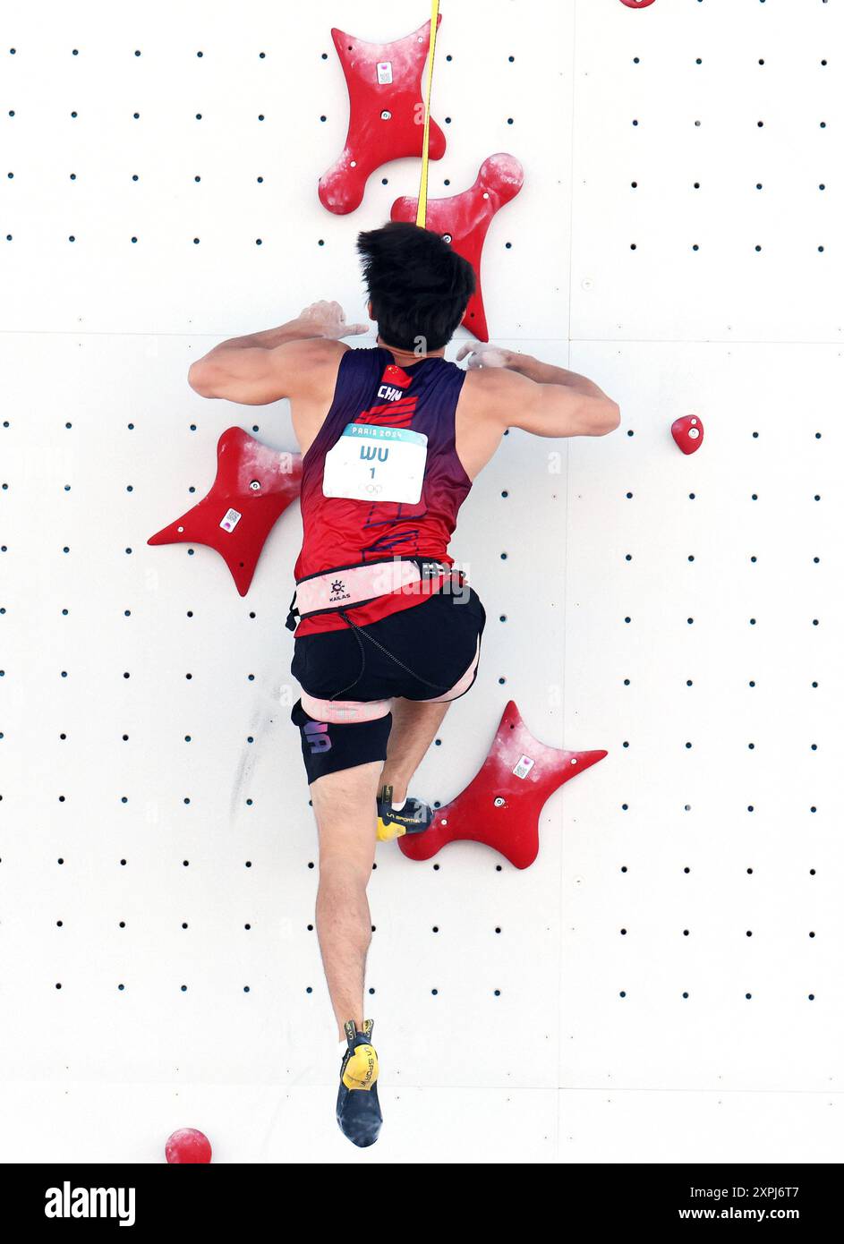 Le Bourget, Frankreich. August 2024. Wu Peng aus China tritt an der Schnellqualifikation der Männer im Sportklettern bei den Olympischen Spielen 2024 in Paris in Le Bourget, in der Nähe von Paris, Frankreich, am 6. August 2024 an. Quelle: Gao Jing/Xinhua/Alamy Live News Stockfoto