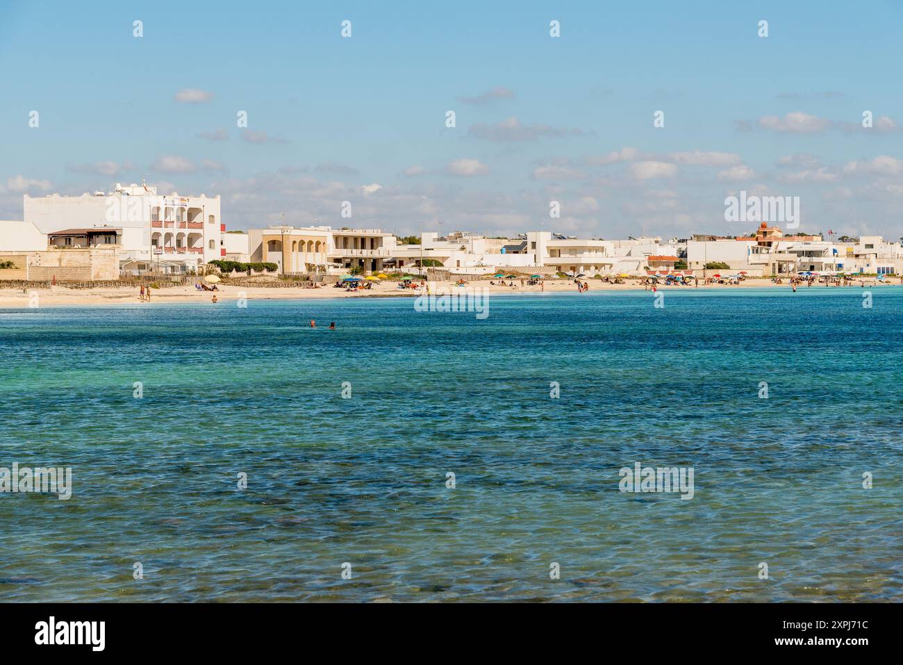 Weißer Strand von Punta Prosciutto am Ionischen Meer in der Provinz Lecce, Apulien, Italien Stockfoto