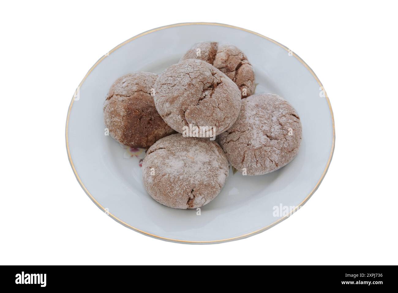 Kuchen in Keramikplatte isoliert auf weißem Hintergrund. Romantisches Schokoladengebäck. Stockfoto